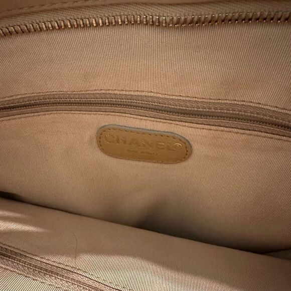 CHANEL Tan Tote Bag with Spacious Design - Picture 14 of 16